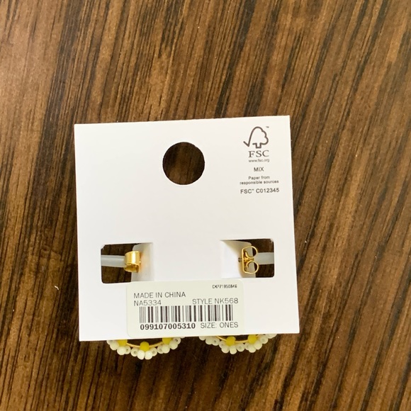 Madewell seed bead daisy hoop earring - Picture 11 of 11